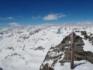 Croce di vetta, sullo sfondo Aletschhorn e Finsteraarhorn spuntano dalle nuvole