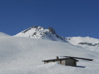 Sella Seirasso e la vetta. Vallone di salita a destra