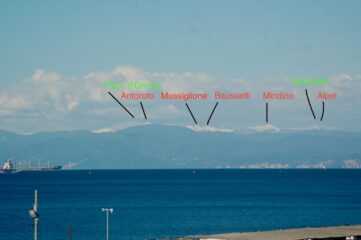 scatto 31(3/26 dal lungomare di Genova (Boccadasse), le cime più alte sono in ombra, risultano nitide riconoscibili quelle più basse e più vicine, tra cui il Mindino (gli esperti possono confermare, o correggere)