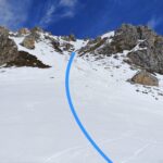 traccia indicativa di salita; a metà canale (dove finisce la linea blu) tenersi sulla sinistra