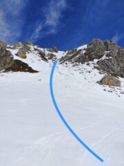 traccia indicativa di salita; a metà canale (dove finisce la linea blu) tenersi sulla sinistra