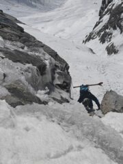 A destra nel canale per evitare le scariche di sassi
