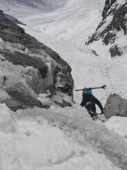 A destra nel canale per evitare le scariche di sassi