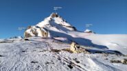  La cima vista dal dossone morenico sopra il Lago di Goletta. In rosso la traccia che aggira il versante.