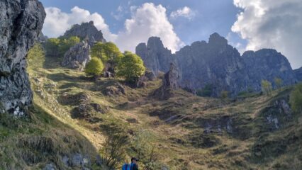  Avvicinamento su labile sentiero per il Canalone Bobbio.