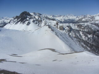 L'imbuto sotto la cima che curvando poi sotto verso destra porta al colletto visibile dall'arrivo degli impianti, da cui sia io che gli skialp siamo scesi (imperdibile!).