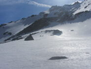 Al centro circa la cima e a sx il pendio da noi risalito per raggiungere la cresta in salita.
