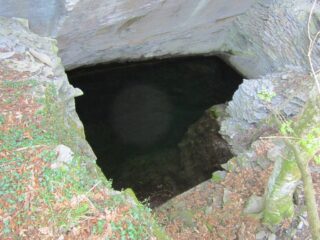 Cava di ardesia con laghetto