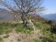 Ometto di pietre su anticima