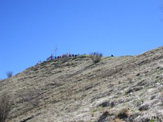 Ultimi ripidi passi verso la cima dell' Antola