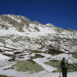 In vista della Cima (al centro, innevata, apparentemente piatta)