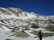 In vista della Cima (al centro, innevata, apparentemente piatta)