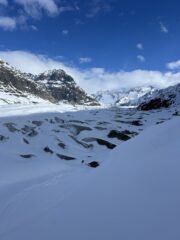 Qui sotto l'ingresso del ghiacciaio, che sul lato in foto si presenta tormentato