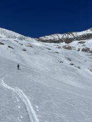 Si passa sotto la seraccata, non verrà giù oggi dai