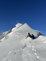 Cresta iniziale, anticima in ghiaccio, vetta alle spalle