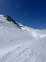 Scesi dal passo, seguiamo la lunga dorsale