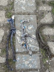 cordoni vecchi rimossi dalla via