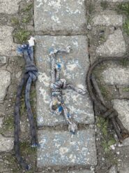 cordoni vecchi rimossi dalla via