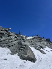 Jenny sulla crestina di roccia