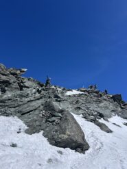 Jenny sulla crestina di roccia