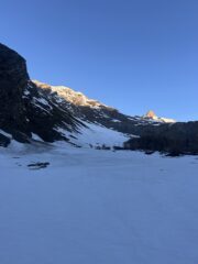 Al mattino presto, si vede già il sole illuminare le zone alte