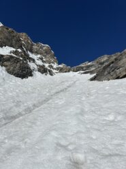 Verso il canalino finale, in alto si vedono le cornici