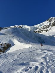 Seraccone da salire, con sopra i seracchi ancora più grossi che ci guardano. La via poi rimane a destra