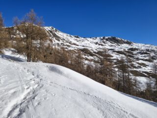 salendo al Gran Costa, al centro il colletto E di discesa