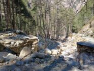 altro ponte crollato che si attraversa a piedi