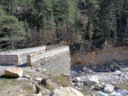 ponte dove si ferma la strada e si parcheggia