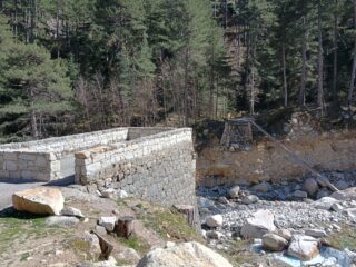 ponte dove si ferma la strada e si parcheggia