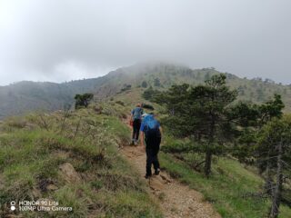 monte Tobbio avvolto dalla nebbia 