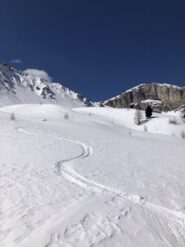 Tracce di discesa su neve polverosa pesante