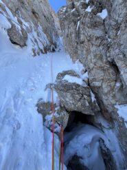 Terzo tiro, neve poi saltino di ghiaccio (2/3) poi di nuovo neve fin sotto l’inizio della colata del quarto tiro 