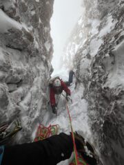 Secondo tiro di 5, ultimissimo metro arrivando alla sosta che ho improvvisato nel camino, dopo abbiamo visto esserci una clessidra in posto poco più in alto sulla sinistra, dopo il passo duro di misto, che abbiamo usato per la discesa in doppia