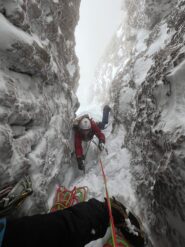Secondo tiro di 5, ultimissimo metro arrivando alla sosta che ho improvvisato nel camino, dopo abbiamo visto esserci una clessidra in posto poco più in alto sulla sinistra, dopo il passo duro di misto, che abbiamo usato per la discesa in doppia
