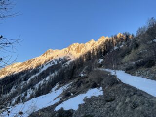 Il canale, illuminato già pochi minuti dopo il sorger del sole