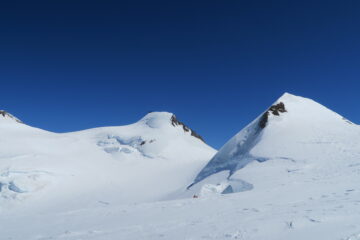 al centro la Punta Gnifetti dal Colle del Lys