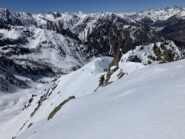 Inizio della discesa, a dx la cresta seguita nell'ultimo tratto di salita