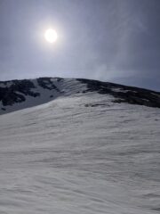 Lingue di neve sotto la cima del Mongioie