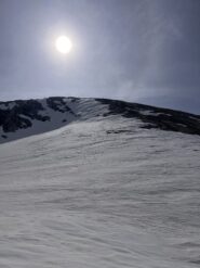 Lingue di neve sotto la cima del Mongioie