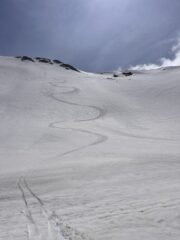 Curve nel vallone del Castello su neve ancora sciabile nonostante il caldo