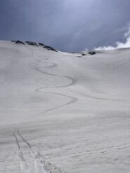 Curve nel vallone del Castello su neve ancora sciabile nonostante il caldo