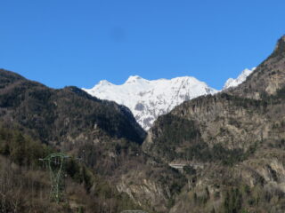 La torre del castello con sfondo cime del Rutor