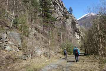 Sotto le pareti di arrampicata del Bourcet