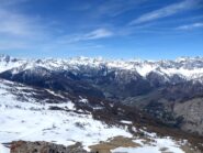 Dalla cima la conca di Bardonecchia con gli Ecrins in lontananza.