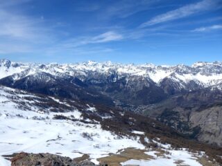 Dalla cima la conca di Bardonecchia con gli Ecrins in lontananza.
