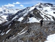 In discesa sulla cresta verso il colletto.