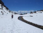 In discesa, dopo il Rifugio Arp, sempre su neve.
