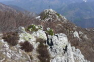 Dalla vera cima del Ciapè la croce poco sotto
